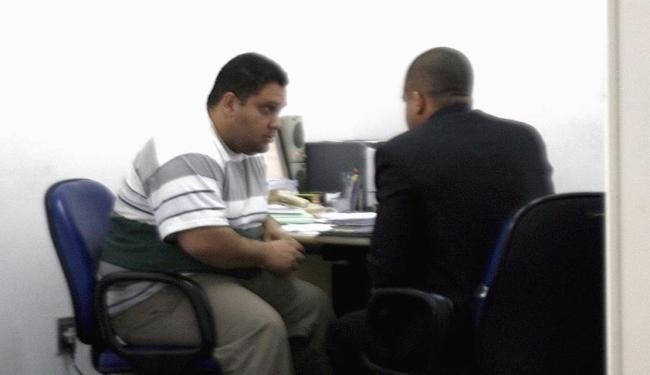 Mdico acusado de estupro de jovem na Bahia  ( esquerda)