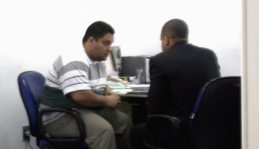 Mdico acusado de estupro de jovem na Bahia  ( esquerda) 