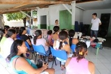 Durante todo o ano so desenvolvidas com os grupos de participantes oficinas de pintura, bordado, palestras.