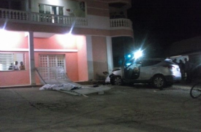 Carro invadiu calada, atropelou pedestres e ciclistas