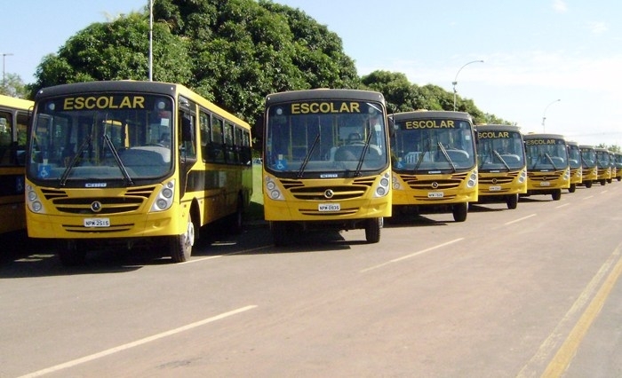 So trs nibus para com capacidade para 26 pessoas sentadas e uma rea para cadeirante.