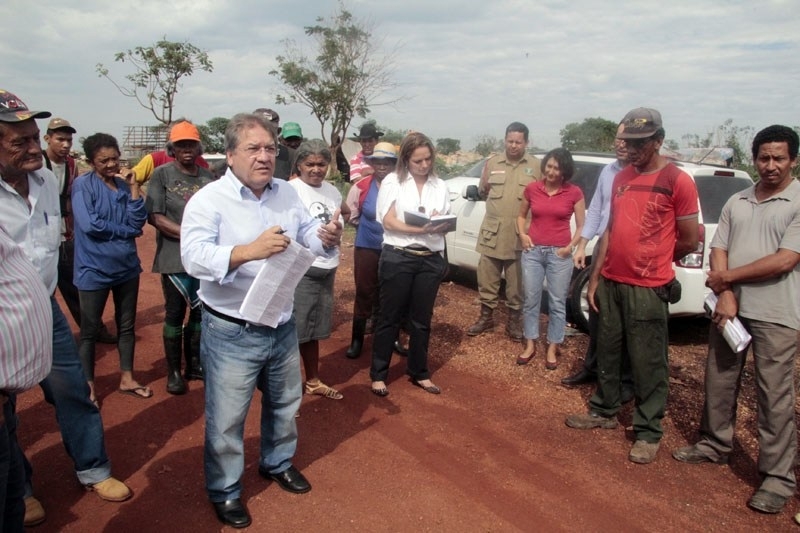 Prefeito Walace Guimares, durante reunio com representantes dos catadores de materiais reciclveis de Vrzea Grande