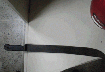 O suspeito, sem motivo algum, além de xingar a vítima, pegou um facão e tentou matar a esposa dentro de casa