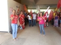 A manifestao marca o 56 dia de paralisao das atividades por melhores condies de trabalho...