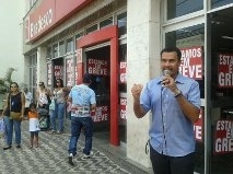 Vereador Arilson da Silva (PT) durante ato dos bancrios. Greve j soma trs semanas.