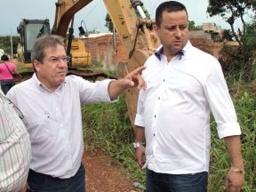 Prefeito de Vrzea Grande, Walace Guimares (a esquerda), e a direita, Evandro Gustavo Pontes, servidor exonerado