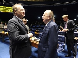 O senador Jos Sarney (PMDB-AP),  dir., conversa com o presidente do Senado, Renan Calheiros (PMDB-AL)