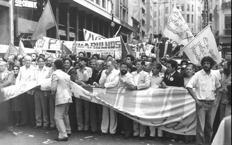 Abril de 1984 - Da esq. para dir.: Tancredo Neves, Dona Rizoleta Neves, Franco Montoro, Fernando Henrique Cardoso, Lula