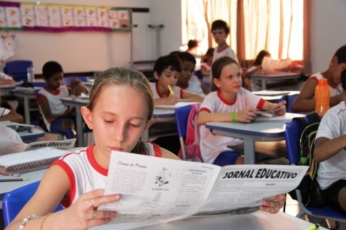 O peridico possui textos informativos, poesias, recados e brincadeiras