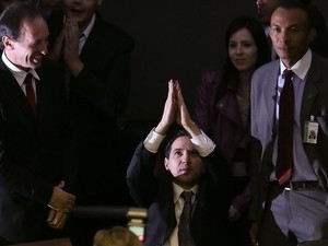 O deputado Natan Donadon agradece depois de a Cmara rejeitar a cassao do seu mandato