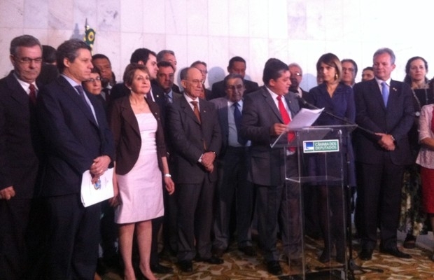 Parlamentares e representantes de partidos reunidos para entrega da proposta de reforma poltica