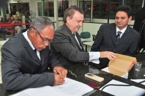 Vereadores votaram pelo afastamento do prefeito Valdir Ribeiro e instaurao de Comisso Processante na sesso de tera