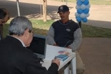 Agnaldo Holanda, h dois meses proprietrio de uma microempresa,   atendido pela equipe do Sebrae MT