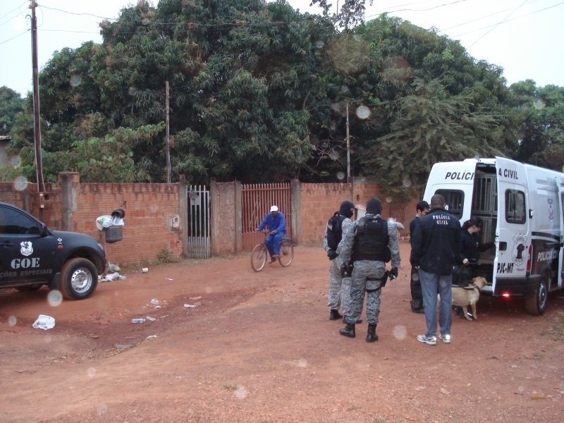 A operao mobilizou 51 policiais civis (6 delegados, 41 investigadores e 4 escrives).