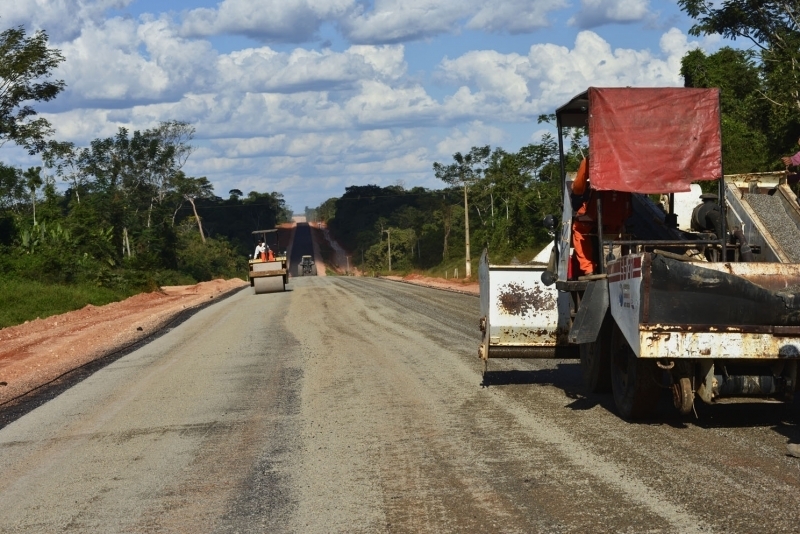 Pavimentao da MT-322 trecho Matup - rio Xing em junho de 2013