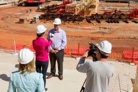 Equipe da TV Chinesa entrevista o secretrio Maurcio Guimares