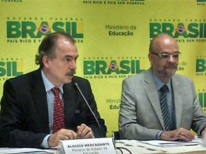 O ministro Aloizio Mercadante e o presidente do Inep Luiz Claudio Costa, divulgam as regras do Enem 2013  