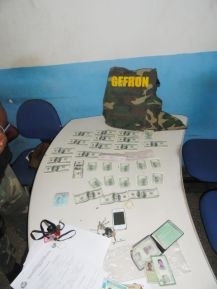 Policiais do Gefron revistaram os dois suspeitos e encontraram o dinheiro na cueca de Osmair.