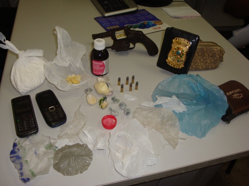 Acusado foi autuado em flagrante por tentativa de latrocnio, trfico de drogas e posse ilegal de arma de fogo