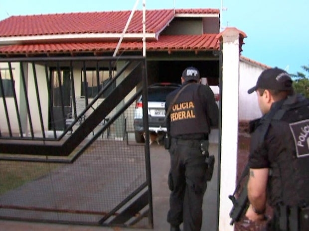 Agentes cumprem mandados em residncia