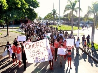 Ao centro, junto com a populao, deputado licenciado Zeca Viana (PDT)