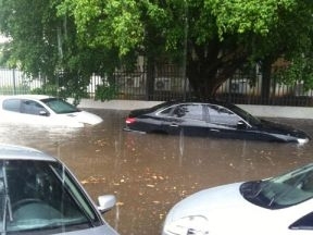 Carros estacionados prximos a uma universidade na Avenida Beiro Rio foram tomados pela gua