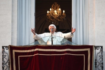 O Papa Bento XVI acena para os fiéis da sacada da residência de Castel Gandolfo, pouco após deixar o Vaticano