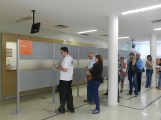 o banco Ita iniciou a instalao dos biombos (barreiras visuais entre os caixas) nas agncias de Cuiab