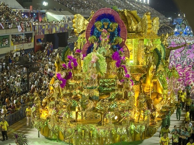 Carro alegrico da Mangueira passa pela Sapuca lotada