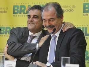 Os ministros Jos Eduardo Cardozo e Aloizio Mercadante durante assinatura de acordo