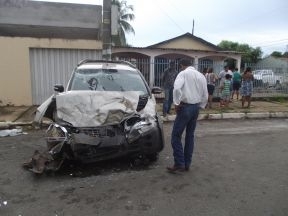 Fiat Idea roubado ficou com a frente destruda ao bater em caminhonete