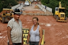 Moradores comemoram construo de nova ponte sobre o Rio Coxip