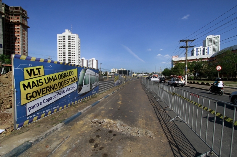 Interdio na av. Fernando Correa da Costa com a MT 040 para obras do VLT