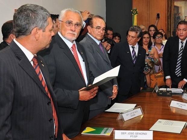 O ex-presidente do PT Jos Genoino, ao tomar posse como deputado federal na tarde desta quinta-feira (3)