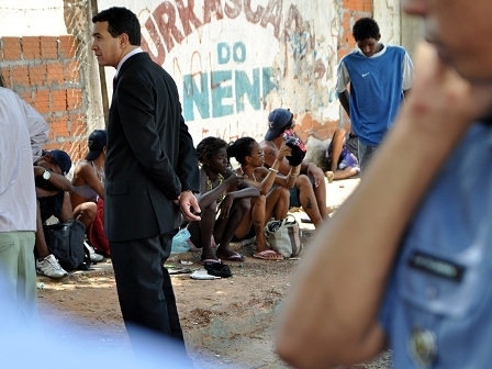 Moradores de rua so recolhidos de rea em Cuiab