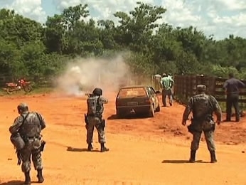 Desocupao de terra indgena tem confronto entre polcia e produtores