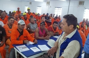 Sindicato conversou com os trabalhadores durante visita as obras da fbrica da Votorantim Cimentos