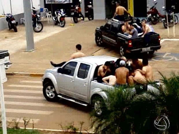 Quadrilha obrigou refm a subir em cap de caminhonete durante fuga