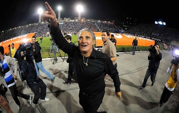 Tite comemora o ttulo com a torcida