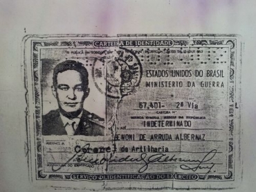 Reprodução da carteira de identidade de Benoni Albernaz, adulterada por ele para incluir a patente de Coronel