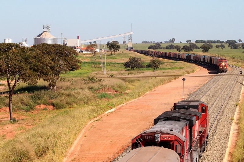 Terminal de Itiquira tem rea de 70 ha., 6 Km de extenso e capacidade de 100 mil toneladas/dia