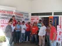 Protesto marca o Dia Nacional de Luta contra as Demisses no Ita