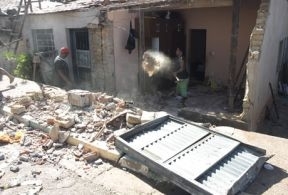 Casa ficou destruda aps impacto do veculo em que estavam os fugitivos