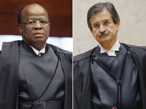Os ministros Joaquim Barbosa (esq.) e Cezar Peluso durante a cerimnia de posse de Ayres Britto na presidencia do STF