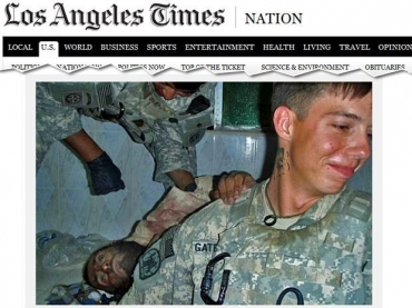 Nas imagens divulgadas pelo jornal, soldados americanos sorriem ao lado de rebeldes mortos no Afeganistão