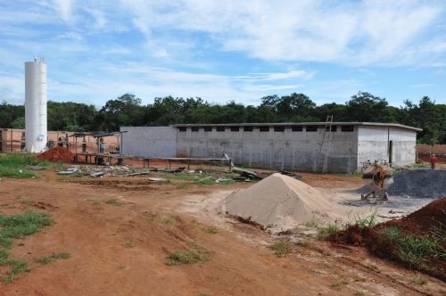 A obra possui aproximadamente 800m, com bloco administrativo e pavilho carcerrio. Esto sendo construdas 12 celas