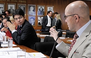 Demstenes (dir.) fala com Randolfe em comisso no Senado; Pedro Taques  o primeiro  esq.