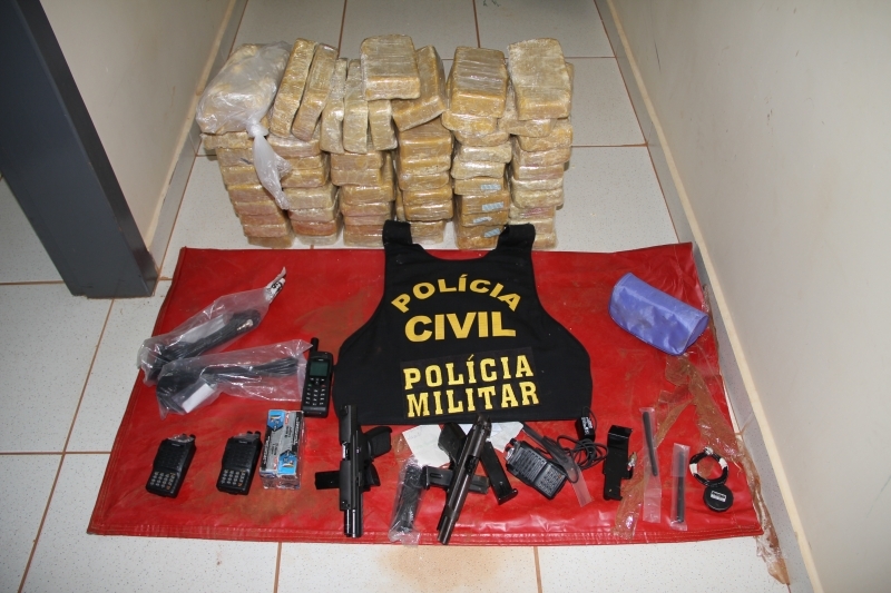 Drogas e armas jogados arremessados.