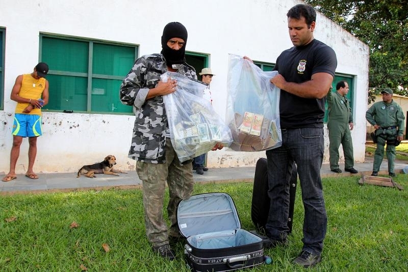 A investigao iniciou h 7 meses e foi confirmada com apreenso do dinheiro do trfico de drogas.