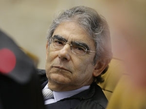 O ministro Ayres Britto no julgamento da Lei da Ficha Limpa; ele deu o sexto voto favorvel  aplicao da lei
